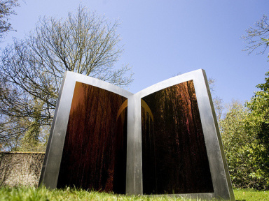 Open Book, l'œuvre offerte par la Reine Elizabeth II à Paris