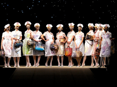 Nurses du Défilé Femme Printemps-Eté 2008 portant 12 sacs de la ligne Toile Monogram Jokes créés par Richard Prince Isabeli Fontana, Karolina Kurkova, Lara Stone, Nadja Auermann, Naomi Campbell 31/10/2007 © LOUIS VUITTON / CHRIS MOORE Droits : DROITS RESTREINTS
