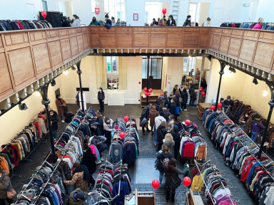 La plus grande friperie Vintage ambulante installe ses portants dans le 11ème