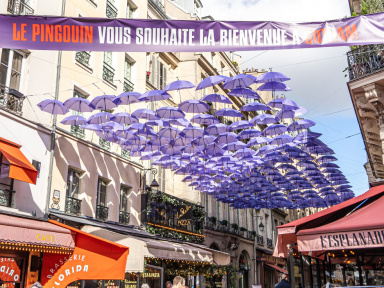 La rue Montorgueil transformée en Gotham pour célébrer la série The Penguin sur Max - parapluie violet rue Montorgueil