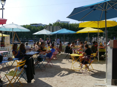 La Guinguette Solidaire Tous à Table et ses Apéricub's à Paris Plages