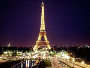 Année France-Corée : la Tour Eiffel illuminée aux couleurs de la Corée