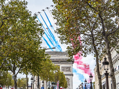 Commémorations du 11 novembre 2023 à l’Arc de Triomphe avec passage de la patrouille de France 