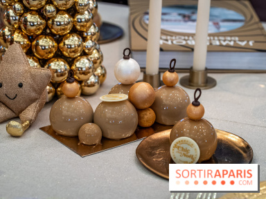 Bûche de Noël du Drugstore 2023 en forme de boules de Noël 