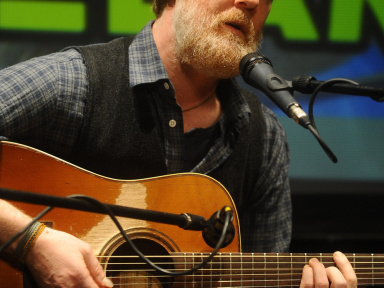 Glen Hansard, le chanteur et musicien irlandais, est décédé à l'âge de 56 ans