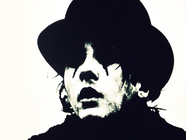 Saez nous revient avec de nouveaux morceaux et des concerts un peu partout en France. Rendez-vous du mercredi 21 au vendredi 23 décembre 2016 pour trois dates exclusives programmés au Bataclan de Paris. 