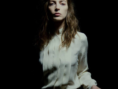 Fishbach en showcase à la Fnac Saint Lazare 