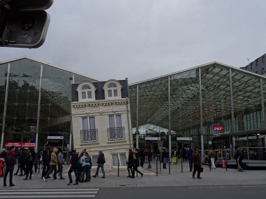 Paris : la maison penchée sur le parvis de la gare du Nord va disparaître 