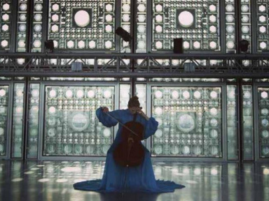 Vidéo : la violoncelliste Camille Thomas jour le Kaddisch de Ravel à l’Institut du monde arabe 