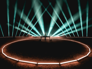 « Monumental Tour Europe » : les jardins du Palais-Royal à Paris transformés en temple de l’électro