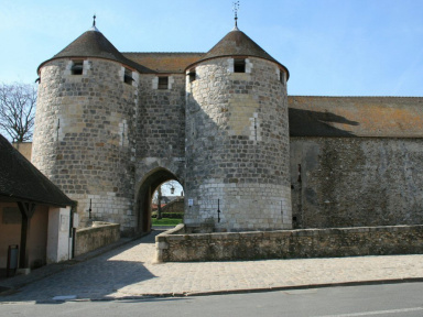 Le Château de Dourdan à l'heure des enfants : jeux et ateliers en août