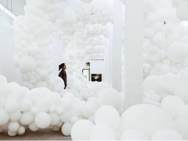 Invasions de ballons par Charles Pétillon à la galerie Magda Danysz