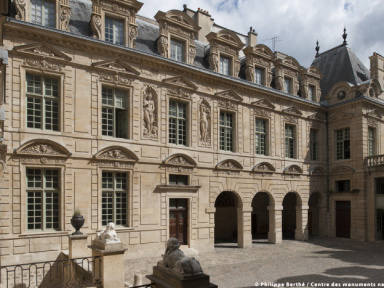 Héros Fracas, le spectacle dans les jardins de l'hôtel de Sully à Paris 