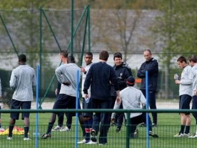 Paul Le Guen et son adjoint Yves Colleu entoure des joueurs - Entrainement - Paris Saint Germain - 21.04.2008 - PSG -Camp des Loges- largeur attitude coach entraineur leguen etirement etirements echauffer echuaffements