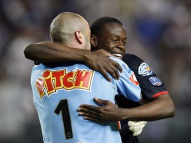 Yannick Boli dans les bras de son gardien JÃ©rÃ´me Alonzo aprÃ¨s la victoire du Paris St-Germain sur Amiens en demi-finale de Coupe de France. CouronnÃ© de succÃ¨s dans les Coupes et poussif en championnat, le Paris Saint-Germain offre cette saison un visage paradoxal. Un doublÃ© Coupe de la Ligue-Coupe de France reste possible mais il aura bien mauvais goÃ»t si le club de la capitale, menacÃ© de relÃ©gation Ã  deux journÃ©es de la fin, se retrouve en Ligue 2. /Photo prise le 6 mai 2008/REUTERS/Charles Platiau