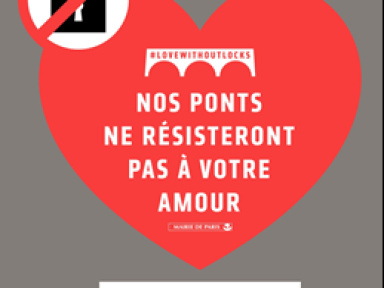Installation des stickers #lovewithoutlocks pour mettre fin aux cadenas sur les ponts parisiens