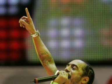 Brazil's rapper Marcelo D2 performs at the Live Earth concert on Copacabana beach in Rio de Janeiro, Saturday, July 7, 2007.  The concert is part of a 24-hour series spanning seven continents to raise awareness about global warming. (AP Photo/Silvia Izquierdo)