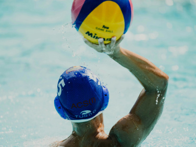 Un match de water-polo entre les Etats-Unis et la France au Centre Aquatique Olympique, avant les JO