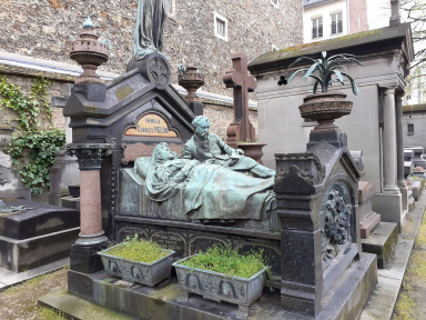Cette tombe insolite du Père Lachaise représente un couple sur son lit conjugal