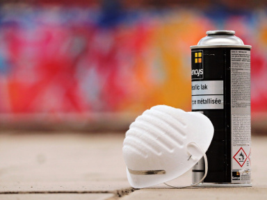 Des street-artistes vendent leurs œuvres au profit des hôpitaux de Paris