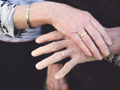 Coronavirus : l'Assurance Maladie va contacter les français de plus de 75 ans non-vaccinés