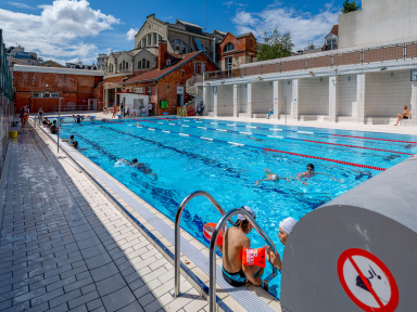 La piscine de la Butte-aux-Cailles, un lieu historique avec bassin extérieur chauffé toute l'année