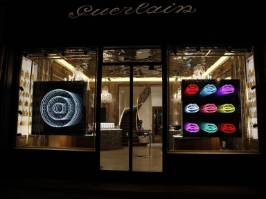 Emmanuelle Rybojad habille de lumière la vitrine Guerlain 