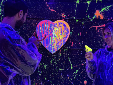 Saint-Valentin à Paris : un atelier de peinture en duo sous UV chez Paint Invaders