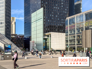 Cette église moderne, au milieu des gratte-ciel, surprend par son architecture