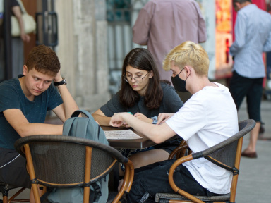 Coronavirus : Olivier Véran met en garde et appelle les jeunes à la vigilance