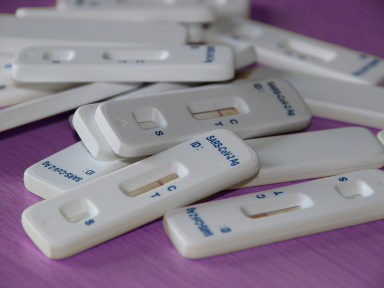 Covid : tests antigéniques, faut-il faire deux prélèvements dans le nez et la gorge ?