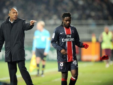 Tension palpable dans le groupe