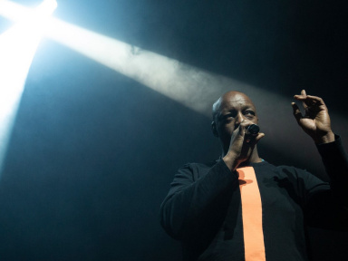 Oxmo Puccino annonce un concert en chansigné : une expérience unique à la Philharmonie de Parisigné d'Oxmo Puccino : expérience unique à la Philharmonie de Paris