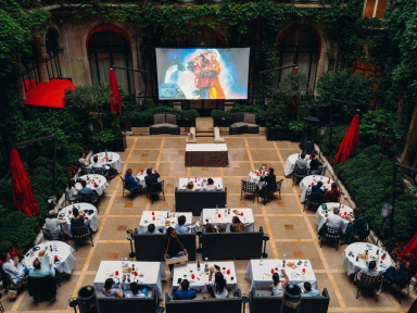 Plaza Cinema Club : un cinéma en plein air dans la cour végétalisée du Plaza Athénée, les dates