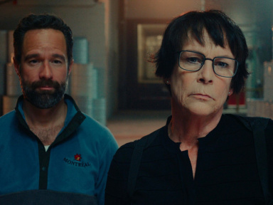 The Sticky : Jamie Lee Curtis et Margo Martindale dans une série sur le casse de l’or liquide !