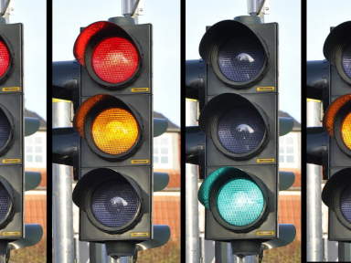 Les feux radars intelligents qui passent au vert selon la vitesse des véhicules autorisés en France