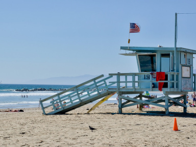 Coronavirus : la Californie ordonne le reconfinement de ses commerces et services 