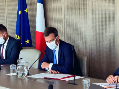 Coronavirus : l'accès aux tests "facilité" d'ici la fin du mois, assure Véran 