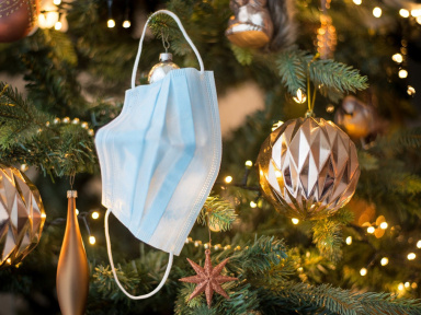 Covid : l'OMS recommande de porter le masque pendant les fêtes de famille à Noël
