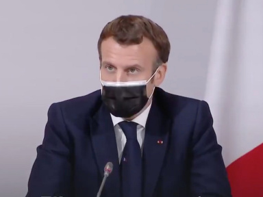 Mutation Covid-19 : "On doit redoubler de vigilance" insiste Emmanuel Macron