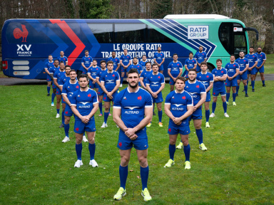 La RATP rhabille le bus du XV de France de rugby avec ses couleurs