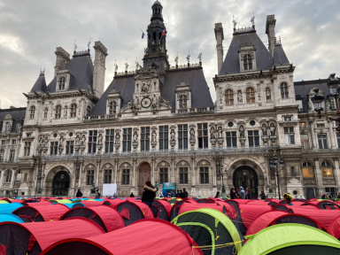 Paris : un campement de migrants installé devant l'Hôtel de Ville