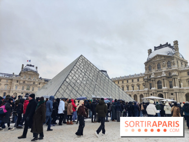La Neige à Paris - Musée du Louvre pyramide foule