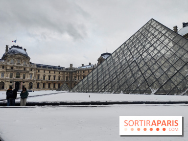 La Neige à Paris - Musée du Louvre pyramide