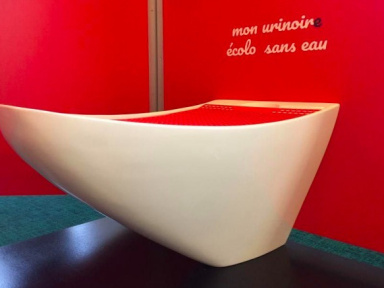 Madame​Pee​ installe ses urinoir​​s féminins à Paris Plages