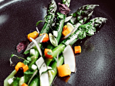 La recette des asperges vertes et mangue de Thomas Danigo, chef de l'hôtel Monsieur George