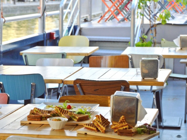 La Bougeotte, le bar à vin flottant amarré pour un temps dans le bassin de la Villette