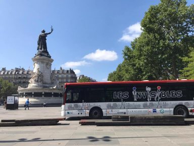 Le Bus Les Invisibles à Paris offre un bilan optique gratuit aux plus précaires