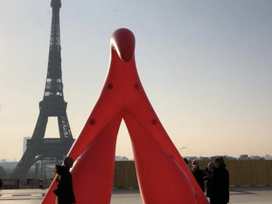 Journée internationale des droits des femmes 2021 : un clitoris géant devant la Tour Eiffel