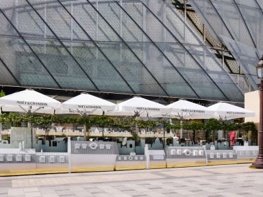 Le Drugstore dévoile sa terrasse estivale sur les Champs-Elysées